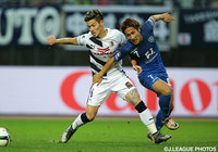 激しく競り合う山口　蛍（Ｃ大阪）と金森　健志（福岡）【Ｊ１昇格プレーオフ 決勝 福岡vsＣ大阪】（15/25）