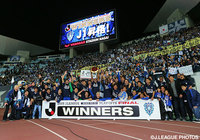 ファン・サポーターと共に歓喜を分かち合う福岡の選手・スタッフ【Ｊ１昇格プレーオフ 決勝 福岡vsＣ大阪】（25/25）