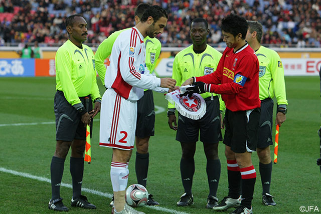 試合前にペナント交換をする山田（3位決定戦 エトワール・サヘル戦）【クラブＷ杯 2007年大会 浦和】