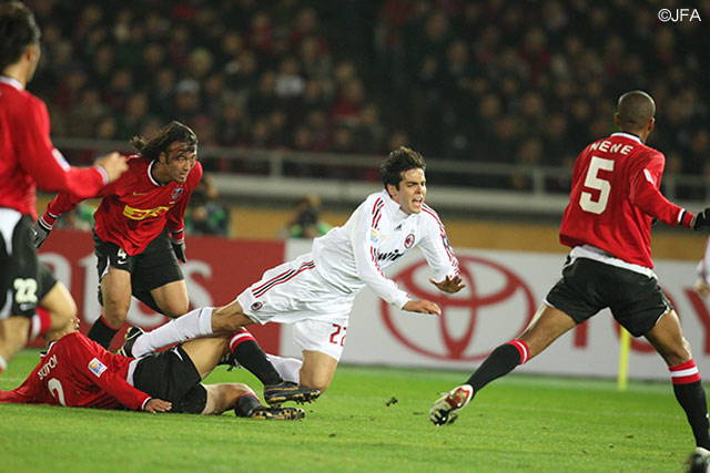 カカに激しいタックルをする坪井（準決勝 ミラン戦）【クラブＷ杯 2007年大会 浦和】