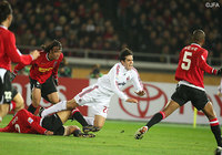 カカに激しいタックルをする坪井（準決勝 ミラン戦）【クラブＷ杯 2007年大会 浦和】