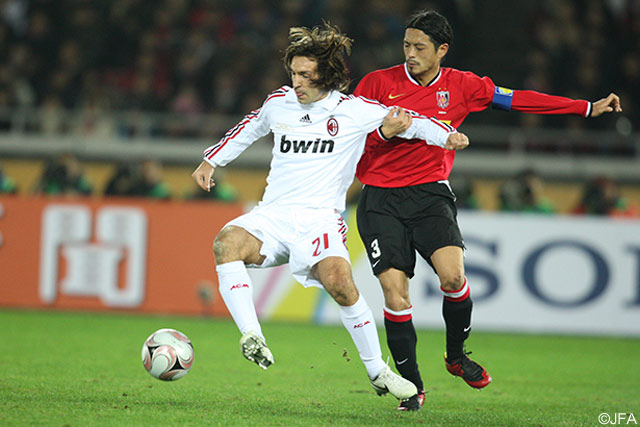 ピルロと競り合う鈴木（準決勝 ミラン戦）【クラブＷ杯 2007年大会 浦和】