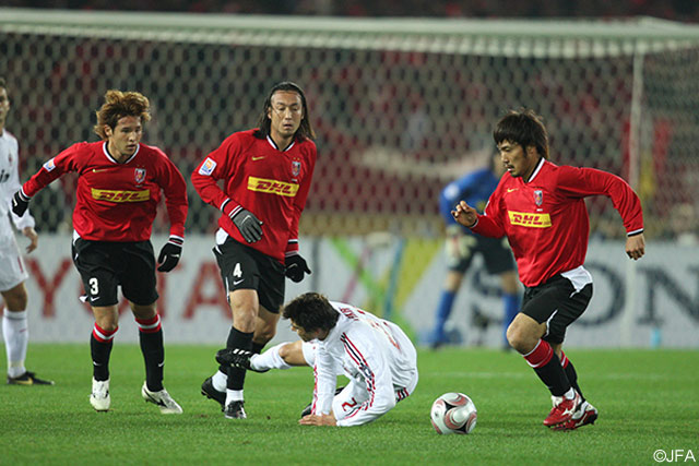 カカからボールを奪取する阿部（準決勝 ミラン戦）【クラブＷ杯 2007年大会 浦和】