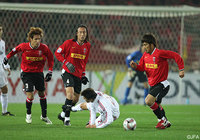 カカからボールを奪取する阿部（準決勝 ミラン戦）【クラブＷ杯 2007年大会 浦和】