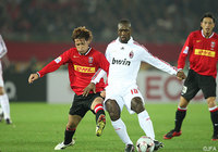 セードルフと競り合う細貝（準決勝 ミラン戦）【クラブＷ杯 2007年大会 浦和】