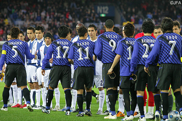 握手をする両チームの選手たち（3位決定戦 パチューカ戦）【クラブＷ杯 2008年大会 Ｇ大阪】