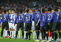 握手をする両チームの選手たち（3位決定戦 パチューカ戦）【クラブＷ杯 2008年大会 Ｇ大阪】