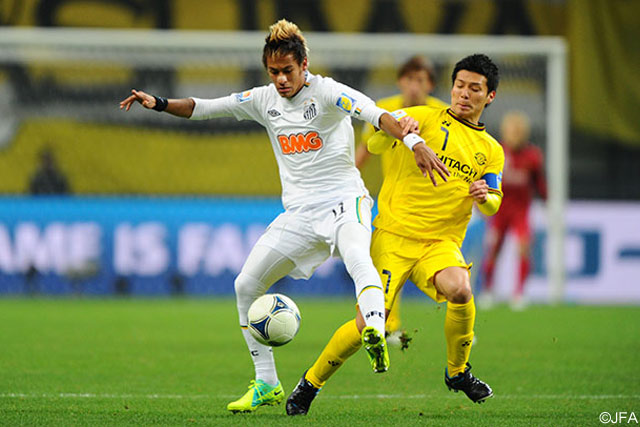 ネイマールとマッチアップする大谷（準決勝 サントス戦）【クラブＷ杯 2011年大会 柏】