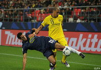 激しいチャージを受けるジョルジ・ワグネル（開幕戦 オークランドシティ戦）【クラブＷ杯 2011年大会 柏】