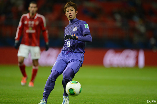 中盤でパスを送る森崎(和) （準々決勝 アルアハリ戦）【クラブＷ杯 2012年大会 広島】