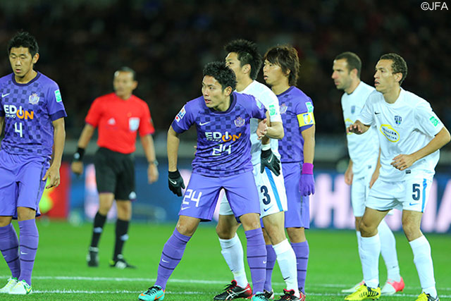 セットプレーでポジショニング争いをする森脇（開幕戦 オークランドシティ戦）【クラブＷ杯 2012年大会 広島】