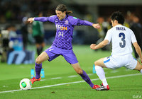 岩田をドリブルで抜くミキッチ（開幕戦 オークランドシティ戦）【クラブＷ杯 2012年大会 広島】