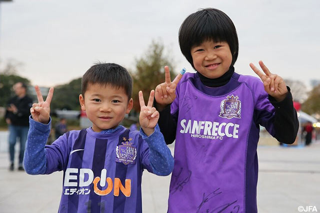 広島の応援に駆け付けたちびっこファン・サポーター【クラブＷ杯 準々決勝 マゼンベvs広島】（1/12）