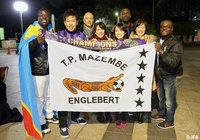 仲良く記念撮影を行う両クラブのファン・サポーター【クラブＷ杯 準々決勝 マゼンベvs広島】（2/12）