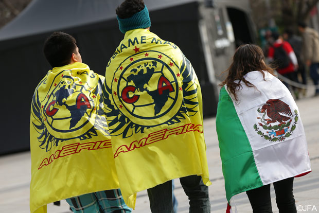 クラブアメリカのエンブレムとメキシコの国旗を持ってスタジアムへ