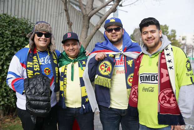 クラブアメリカのファン・サポーターはユニホームを身に着け陽気な笑顔！