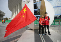 大きな国旗を掲げ応援に駆け付けた広州恒大のファン・サポーター