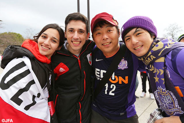 交流を深め、記念撮影を行う両クラブのファン・サポーター【クラブＷ杯 準決勝 広島vsリバープレート】（1/15）