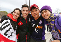 交流を深め、記念撮影を行う両クラブのファン・サポーター【クラブＷ杯 準決勝 広島vsリバープレート】（1/15）