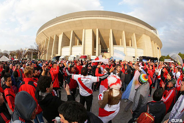 入場前からチャントを歌って盛り上がるリバープレートのファン・サポーター【クラブＷ杯 準決勝 広島vsリバープレート】（2/15）