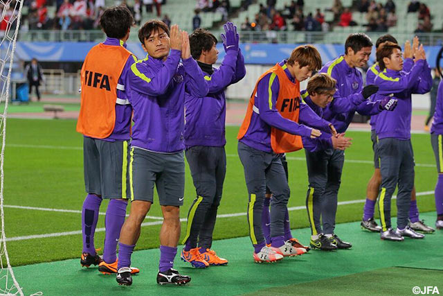 ウォーミングアップ前、ファン・サポーターに勝利を誓う広島の選手たち【クラブＷ杯 準決勝 広島vsリバープレート】（4/15）