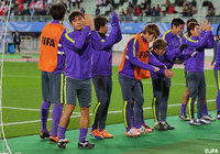 ウォーミングアップ前、ファン・サポーターに勝利を誓う広島の選手たち【クラブＷ杯 準決勝 広島vsリバープレート】（4/15）