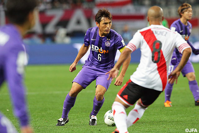 スペースを突く鋭い縦パスでチャンスを作った青山　敏弘（広島）【クラブＷ杯 準決勝 広島vsリバープレート】（9/15）