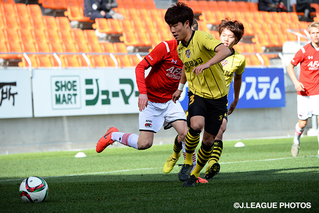 ボールを奪うパク ジョンチョル【Ｊリーグインターナショナルユースカップ ＡＺvs全南】