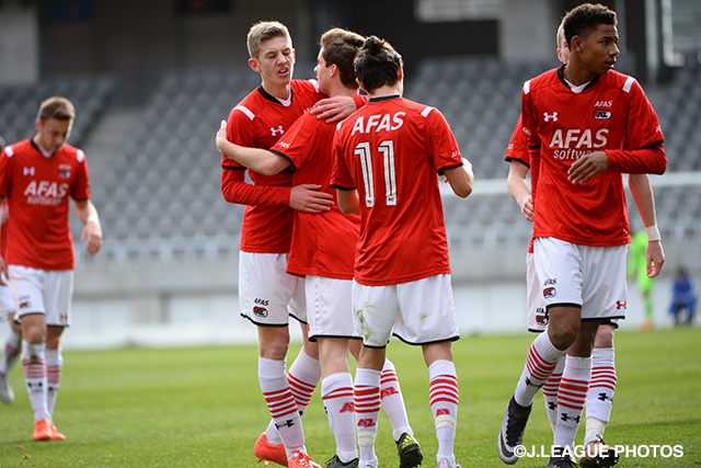 ゴールを決めた選手を祝福するＡＺの選手たち【Ｊリーグインターナショナルユースカップ ＡＺvs全南】