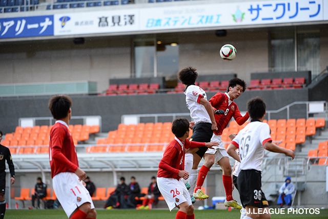 激しい空中戦を見せる両チームの選手【Ｊリーグインターナショナルユースカップ 名古屋Ｕ１８vs浦和ユース】
