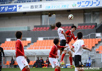 激しい空中戦を見せる両チームの選手【Ｊリーグインターナショナルユースカップ 名古屋Ｕ１８vs浦和ユース】