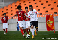 川崎 健太郎（名古屋Ｕ１８#4）と競り合う時里 元樹（浦和ユース#21）【Ｊリーグインターナショナルユースカップ 名古屋Ｕ１８vs浦和ユース】