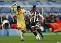 競り合うミカエル アロージョ（クラブアメリカ）とヤウ フリンポン（マゼンベ）【クラブＷ杯 5位決定戦 クラブアメリカvsマゼンべ】