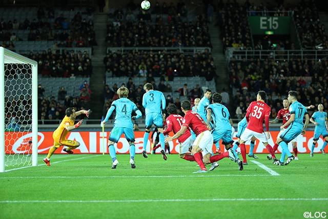 空中戦のボールに反応するGKブラボ【クラブＷ杯 準決勝 バルセロナvs広州恒大】