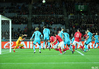 空中戦のボールに反応するGKブラボ【クラブＷ杯 準決勝 バルセロナvs広州恒大】