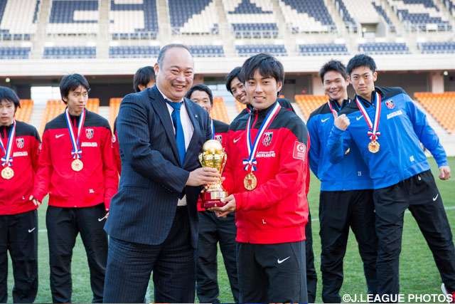 浦和ユースに優勝カップの授与が行われた【Ｊリーグインターナショナルユースカップ 浦和ユースvs全南】