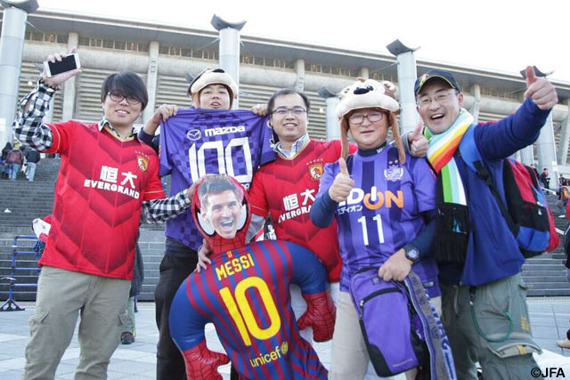 3位を懸けた決戦を前に記念撮影を行う両クラブのファン・サポーター【クラブＷ杯 3位決定戦 広島vs広州恒大】（1/21）