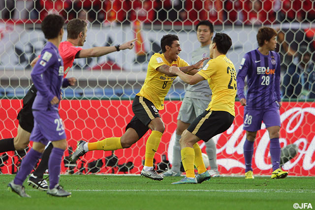 ガオ　リンのシュートをパウリーニョ（#8）が頭でコースを変えて先制した広州恒大【クラブＷ杯 3位決定戦 広島vs広州恒大】（7/21）