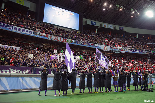 ファン・サポーターと共に喜びを分かち合う広島の選手たち【クラブＷ杯 3位決定戦 広島vs広州恒大】（20/21）