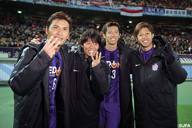 喜びの笑顔を見せる青山　敏弘、佐藤　寿人、塩谷　司、森﨑　和幸（広島）【クラブＷ杯 3位決定戦 広島vs広州恒大】（21/21）