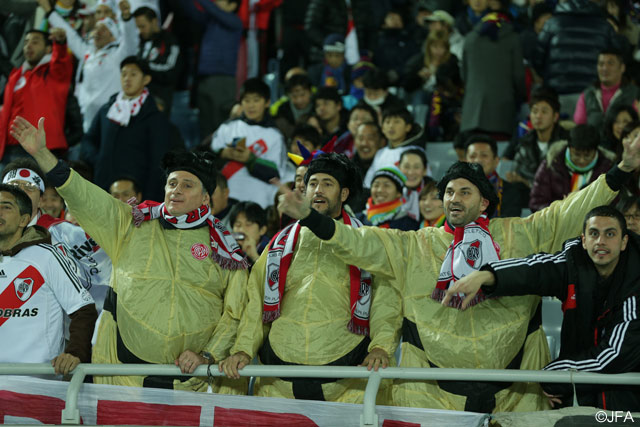 力士の衣装を着て応援するリバープレートのファン・サポーター