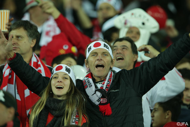 無敵の日の丸鉢巻を付けて声援を送るリバープレートのファン・サポーター