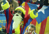 バルサカラーのサンタクロース姿で応援するバルセロナのファン・サポーター