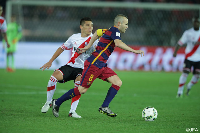 バルセロナの中盤を掌握するアンドレス イニエスタ（バルセロナ）【クラブＷ杯 決勝 リバープレートvsバルセロナ】