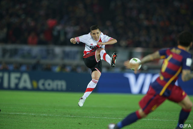 ミドルシュートを放つマティアス クラネビテル（リバープレート）【クラブＷ杯 決勝 リバープレートvsバルセロナ】