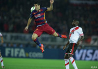 高い打点でヘッドするルイス スアレス（バルセロナ）【クラブＷ杯 決勝 リバープレートvsバルセロナ】