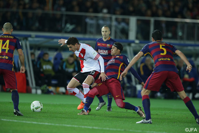 競り合うルーカス アラリオ（リバープレート）とネイマール（バルセロナ）【クラブＷ杯 決勝 リバープレートvsバルセロナ】