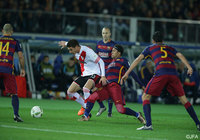 競り合うルーカス アラリオ（リバープレート）とネイマール（バルセロナ）【クラブＷ杯 決勝 リバープレートvsバルセロナ】