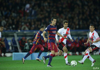 ドリブルで相手陣内へ攻め込むセルヒオ ブスケツ（バルセロナ）【クラブＷ杯 決勝 リバープレートvsバルセロナ】