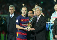 フェアプレー賞の表彰を受けるイニエスタ【クラブＷ杯 決勝 リバープレートvsバルセロナ】